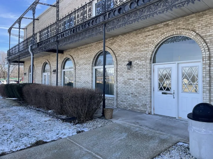 Crest Hill Clinic entrance near Joliet, IL